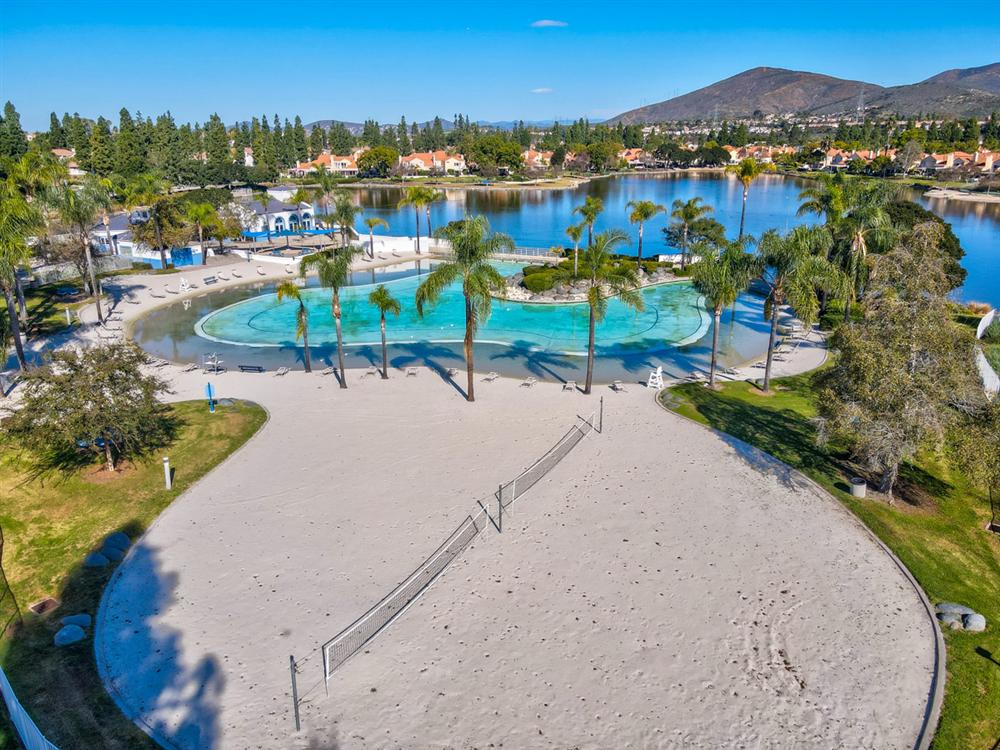 Beach Club & lagoon, Eastlake